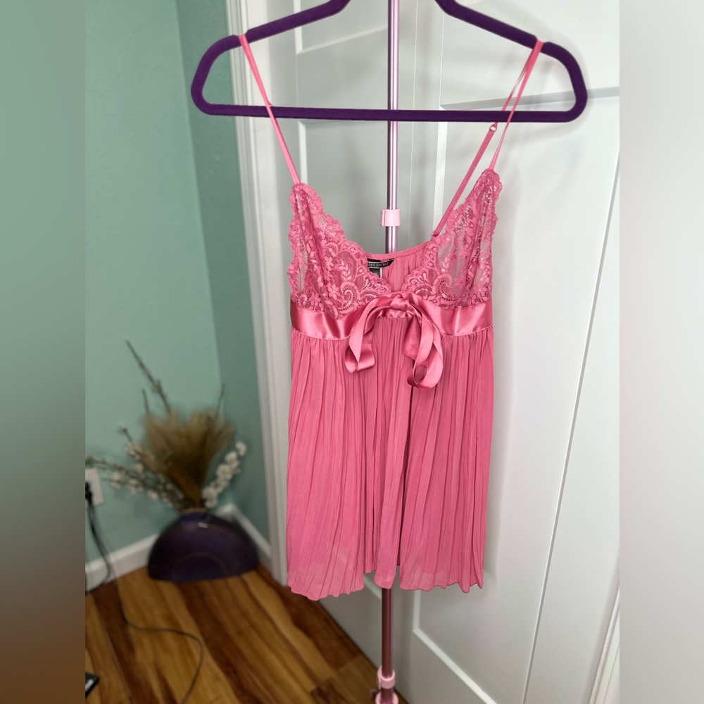 Victoria's Secret pink babydoll chemise NWT pleated, lace bust,satin bow sz M